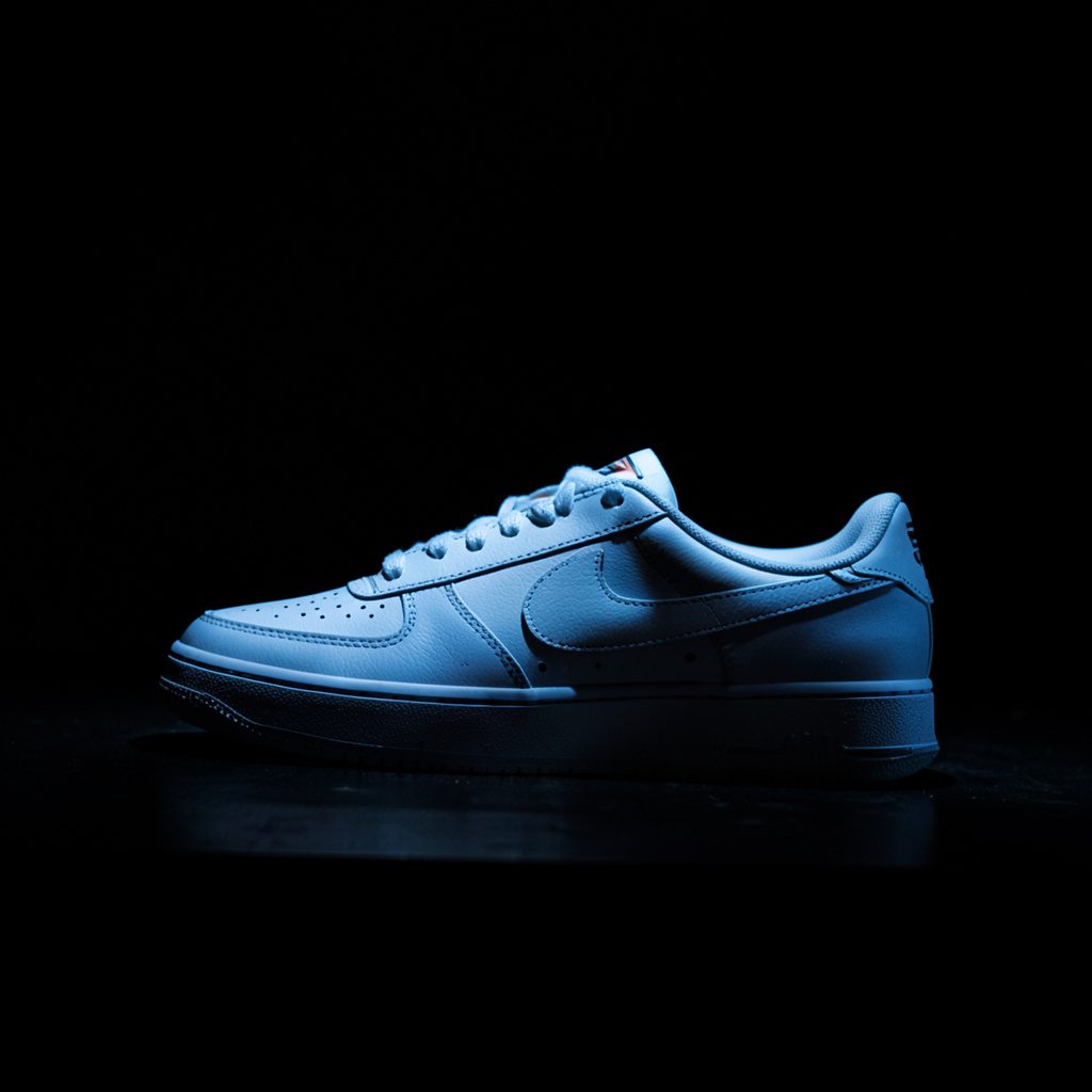 Nike Air Force sneakers in een donkere, minimalistische opstelling met subtiele belichting